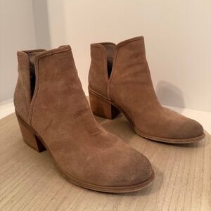 Hinge Women’s Suede Ankle Booties – Size 8.5M – Tan Leather Upper, Block Heel